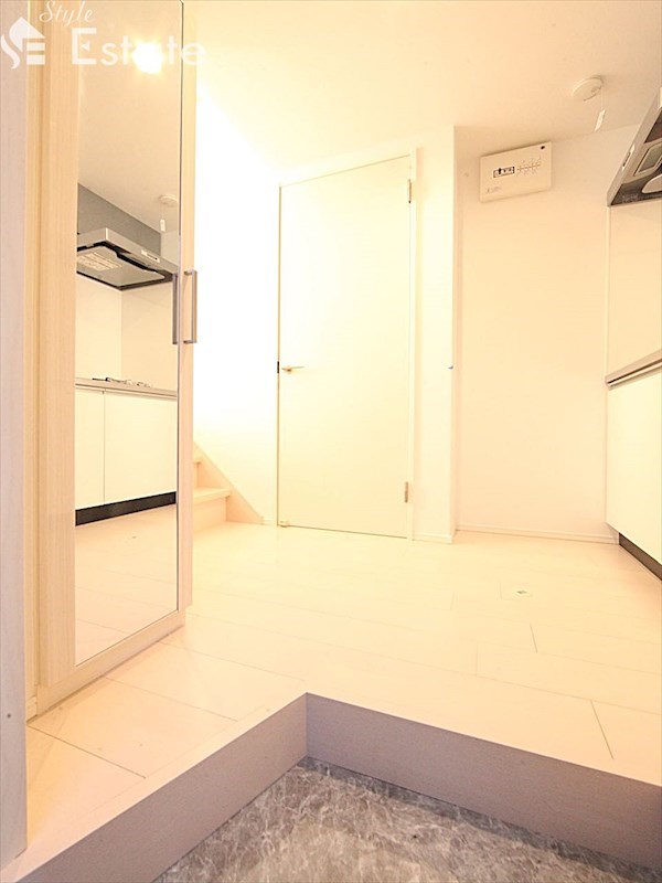 玄関　玄関　シューズボックスあります