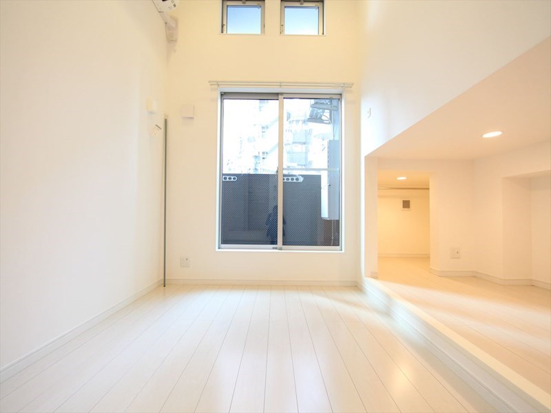 バルコニー　洋室5.7帖　ロフト4.7帖（収納でも寝室でも使えます）