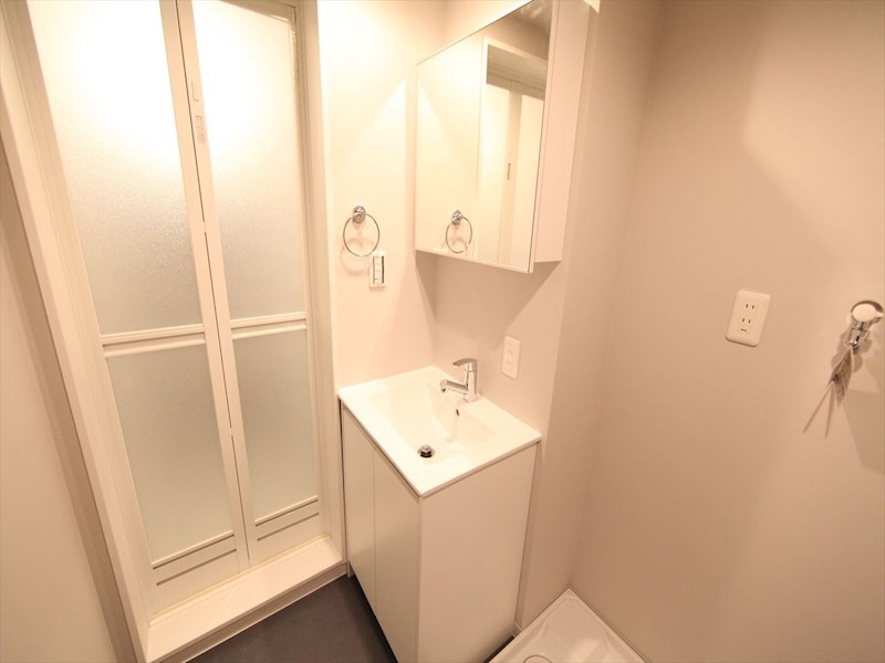 洗面設備　脱衣所　独立洗面台（シャンプードレッサー付）収納スペース有