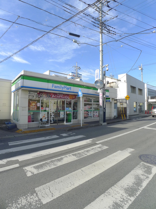 コンビニ　ファミリーマート（コンビニ）まで150m