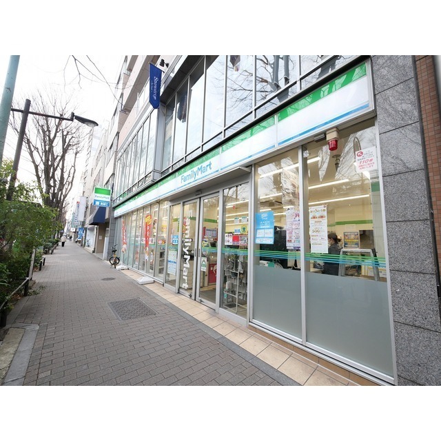 コンビニ　ファミリーマート（コンビニ）まで86m