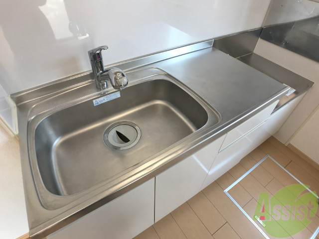 キッチン　。こちらはキッチンシンクが大きいので洗い物がしやすそうです。