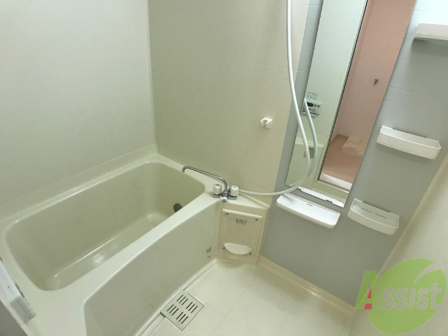 バス・シャワールーム　バスルームは狭すぎず、ゆったりシャワーも浴び浴びれそうです。
