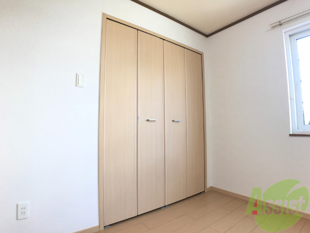 収納　こちらはクローゼットです。お荷物やお洋服はこちらへ。