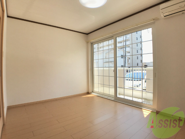 居室・リビング　こちらは７．５帖のダイニングキッチンです。窓も大きく明るい