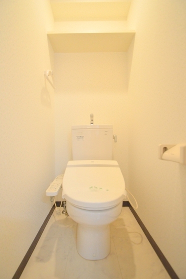 トイレ　嬉しいウォシュレット付き