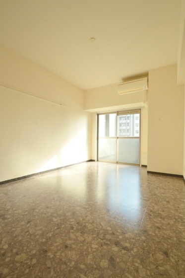 居室・リビング　反転タイプ　角部屋洋室９．８帖