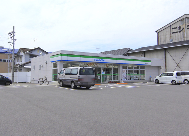 コンビニ　ファミリーマート　伊予下吾川店（コンビニ）まで95m