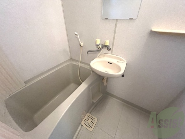 バス・シャワールーム　バスルームはこんな感じ。シンプルな作りですね。