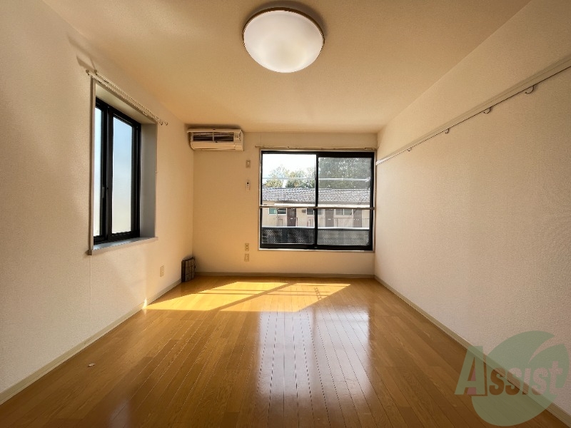 居室・リビング　こちら７．２帖の生活のメインとなる洋室です。