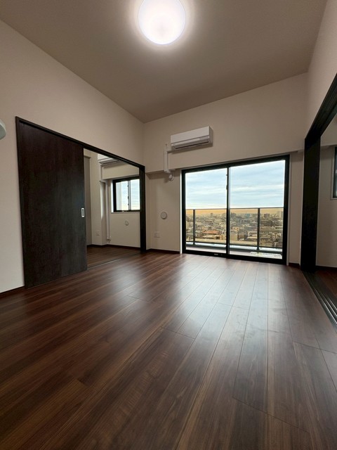 居室・リビング　前面開けていて開放的なリビング