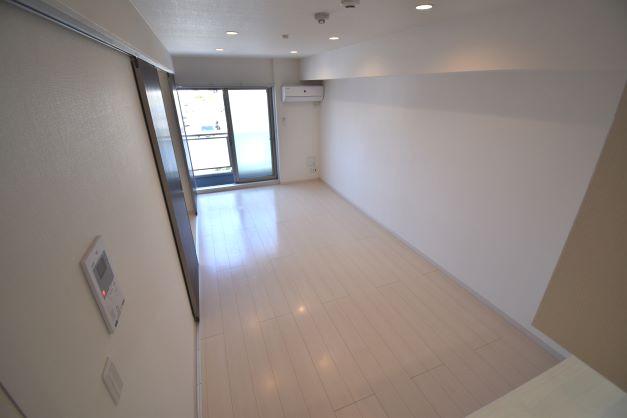 居室・リビング　明るいフロアー