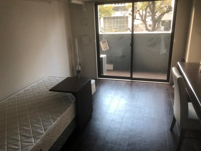 居室・リビング　奥行はこのようになっております。ベッドございます。