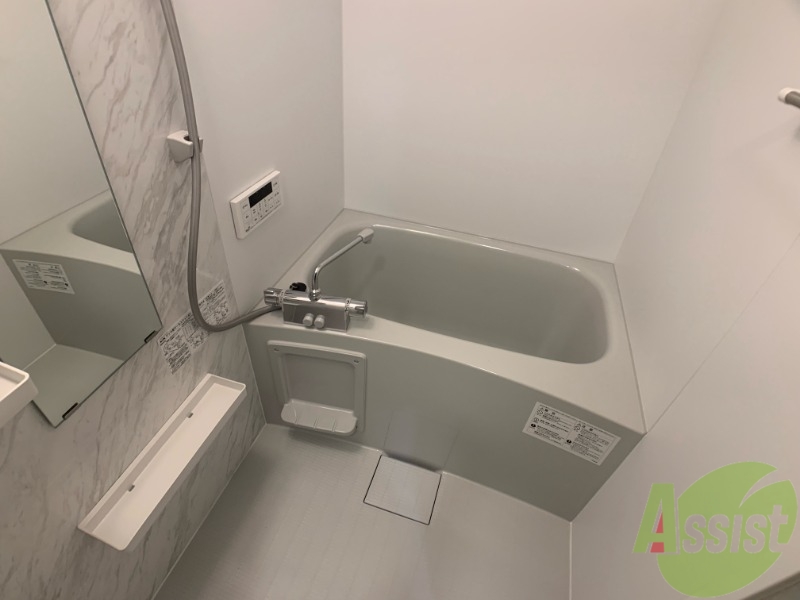 バス・シャワールーム　浴室はシンプル。一人暮らしにはちょうど良いサイズですね。