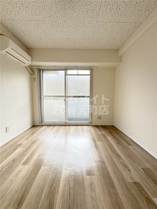 居室・リビング　こちらの居間で趣味の時間をお楽しみください