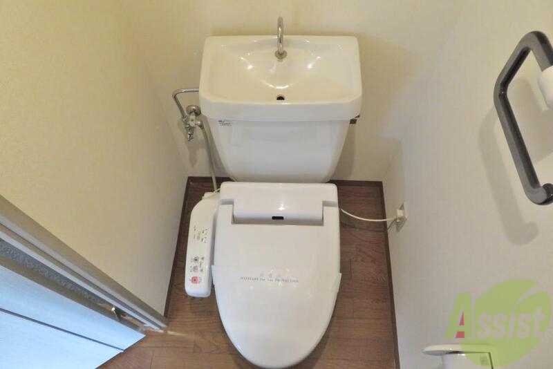 トイレ　トイレには、温水洗浄便座機能が付いています。