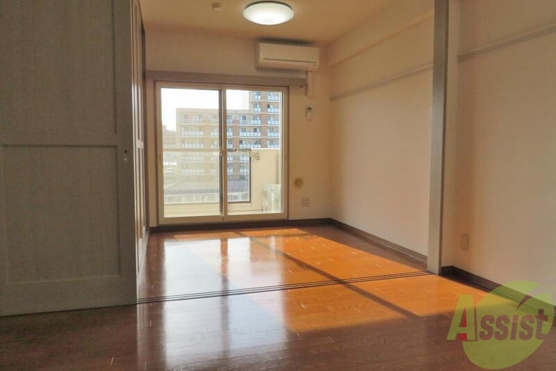 居室・リビング　６帖ある洋室は、リビングにいかがでしょうか。