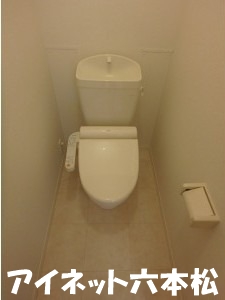 トイレ　温水洗浄便座付きです。