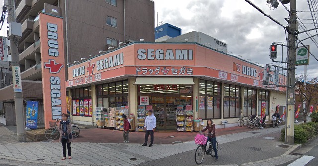 ドラックストア　ドラッグセガミ内代店（ドラッグストア）まで490m