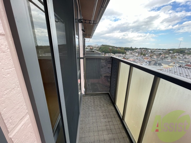 バルコニー　バルコニースペースも広く、洗濯物も問題なく干せそうですね。