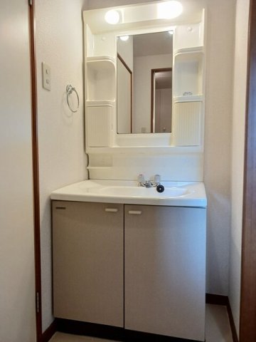 洗面設備　明るい洗面所です