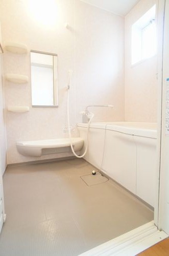 バス・シャワールーム　追い炊き付き浴室です！　小窓があり換気に最適です。