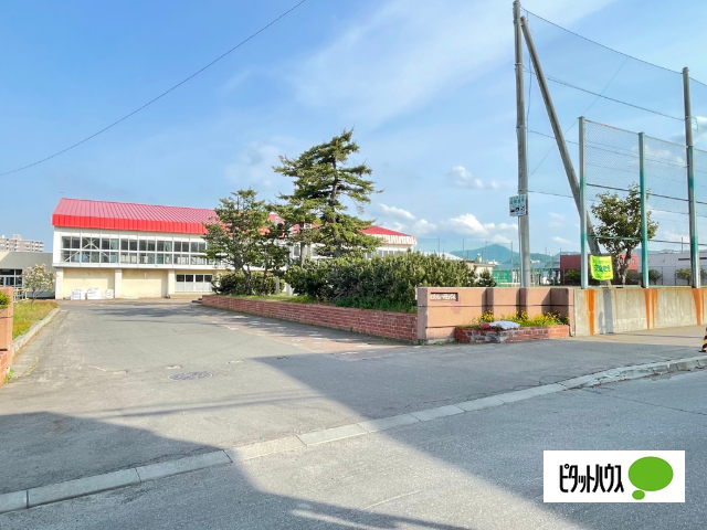 中学校　札幌市立八軒東中学校（中学校）まで502m