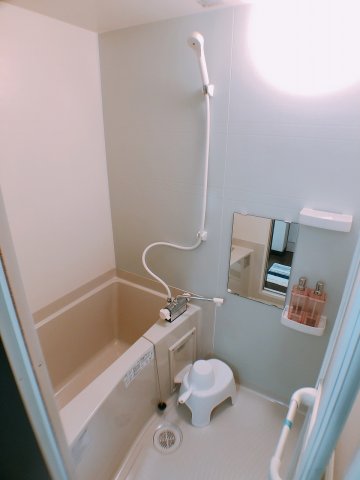 バス・シャワールーム　オシャンティなカラーパネル入りのバスルーム