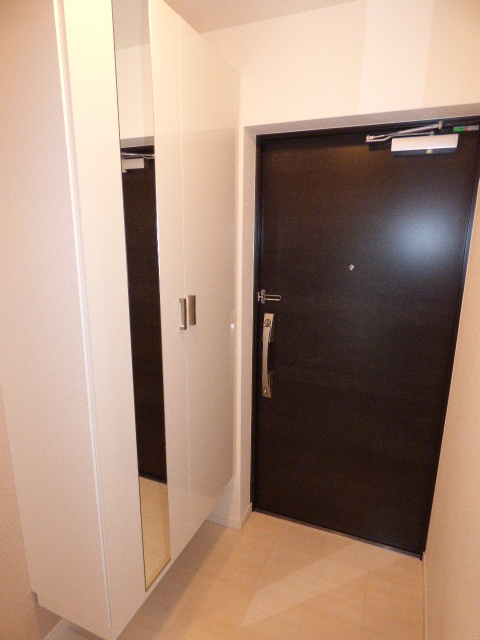 玄関　※写真は２号タイプ（３号反転）、現状優先