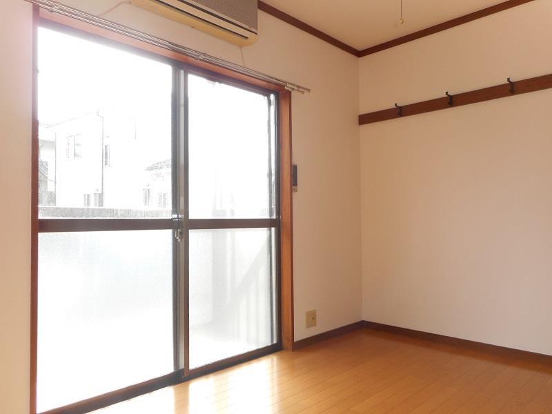 居室・リビング　掃き出し窓があり明るいお部屋です