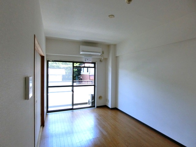 居室・リビング　南東向きダイニングキッチン9帖☆バルコニーに繋がるお部屋です