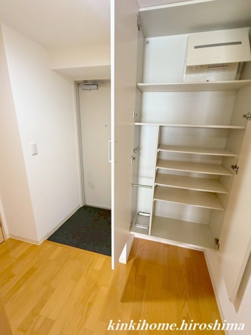 玄関　写真は別のお部屋です。現況優先ください。