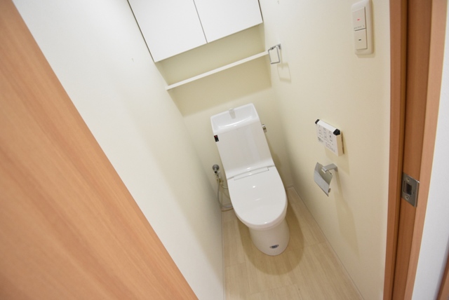 トイレ　収納豊富なトイレです