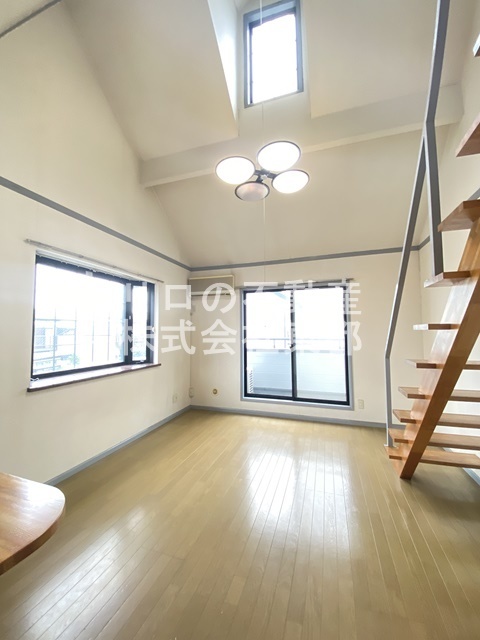 居室・リビング　２面採光・角部屋なので、明るく風通しのよい過ごしやすいお部屋