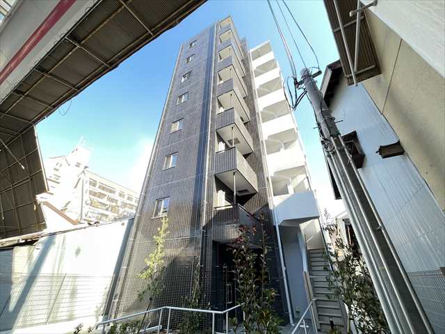 建物外観　■オートロック・防犯カメラ・宅配ボックスあり