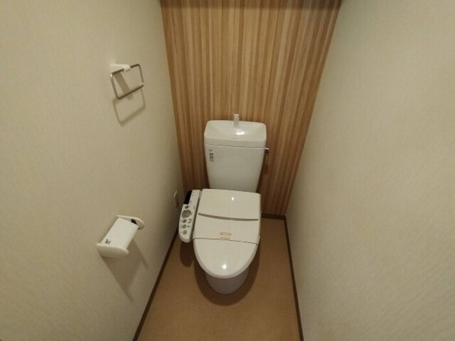 トイレ　フルオート開閉・温水洗浄暖房便座