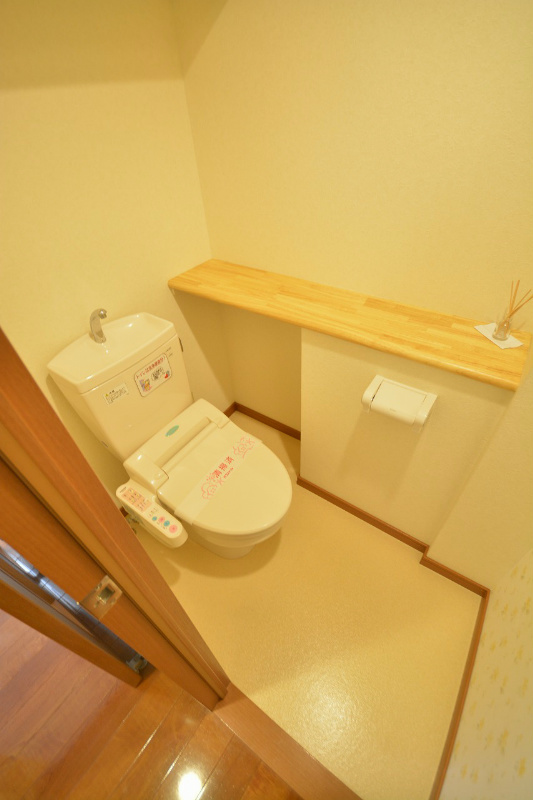 トイレ　温水洗浄便座付きです。