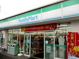 コンビニ　ファミリーマート（コンビニ）まで585m