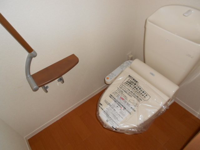 トイレ　【トイレ】写真は他号室です。内装の色味は異なる可能性がござい