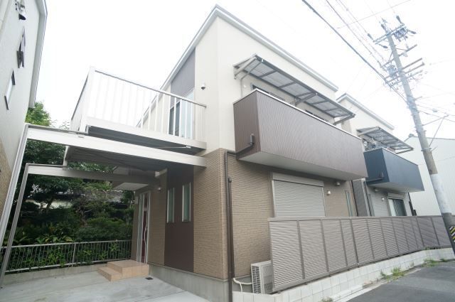 建物外観　お洒落な概観、駐車場付きです