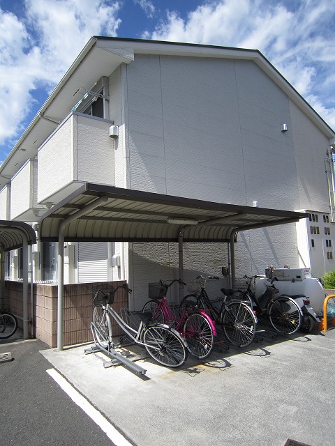 その他共有部分　●敷地内に屋根付き駐輪スペースあります！