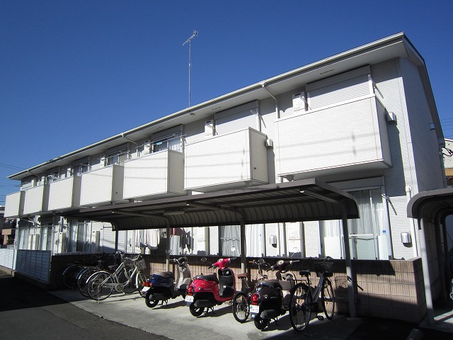 建物外観　●真っ白な外観が素敵なアパート！