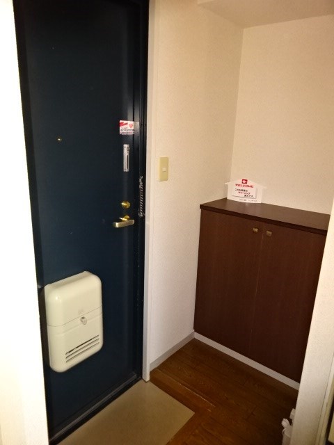 玄関　参考：102号室（内装・設備が異なる場合があります。）