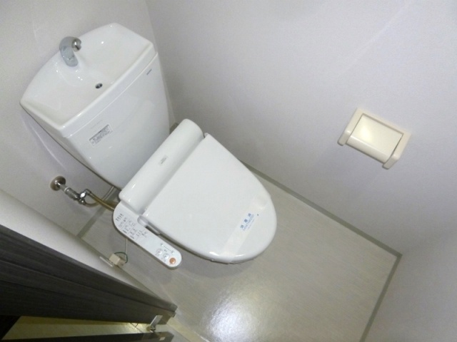 トイレ　温水洗浄便座付きのトイレです♪