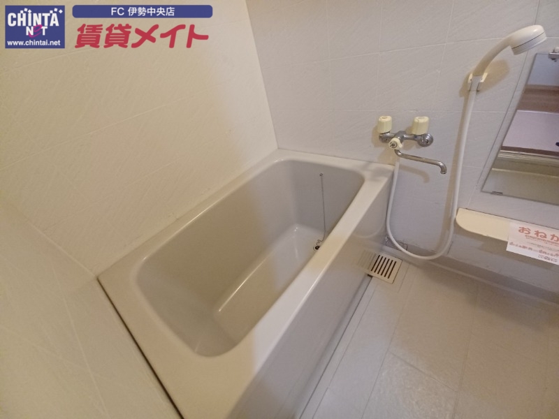 バス・シャワールーム　同型反転写真