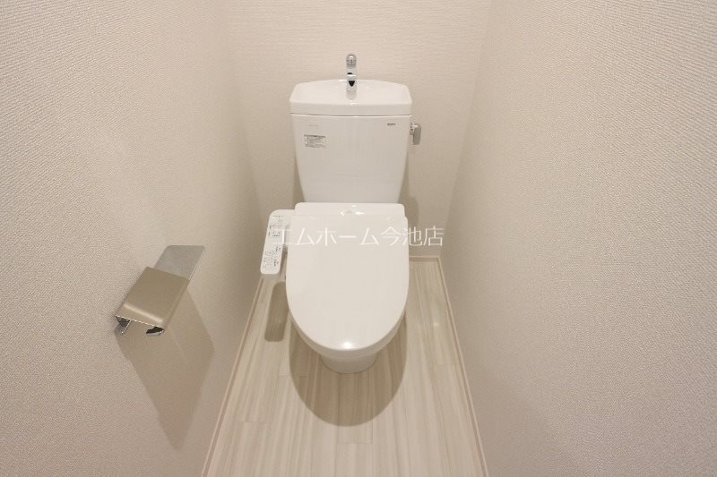 トイレ　温水暖房洗浄便座付トイレ