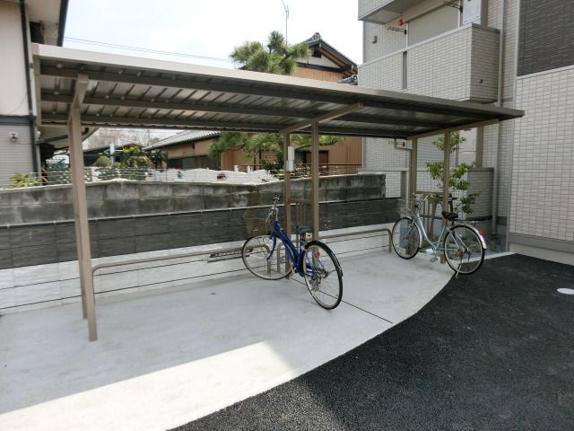 その他共有部分　屋根付きの駐輪スペースです。