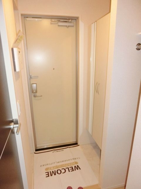 玄関　玄関にはトールタイプのシューズボックス。