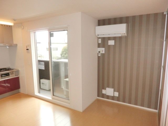 居室・リビング　フローリング張りで明るいお部屋です。