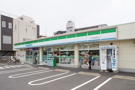 コンビニ　ファミリーマート（コンビニ）まで950m
